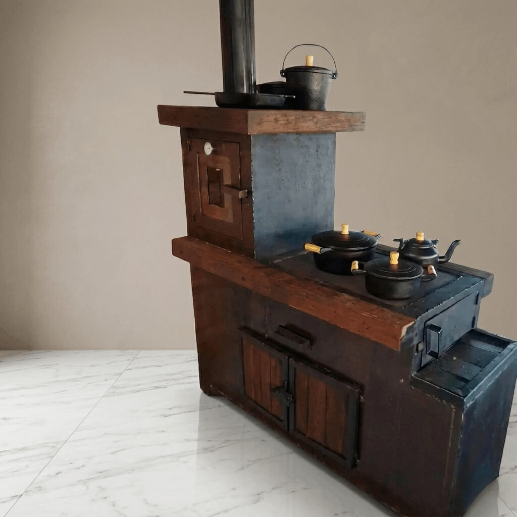 Fogão a lenha rústico com forno superior em cozinha gourmet com parede neutra e piso de mármore Carrara.